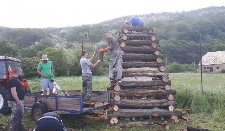 Stavanie Vatry a Mája v obci 2018